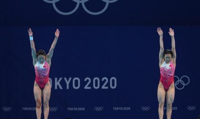 为彼此戴上闪耀的金牌 施廷懋与王涵赛后感慨万千