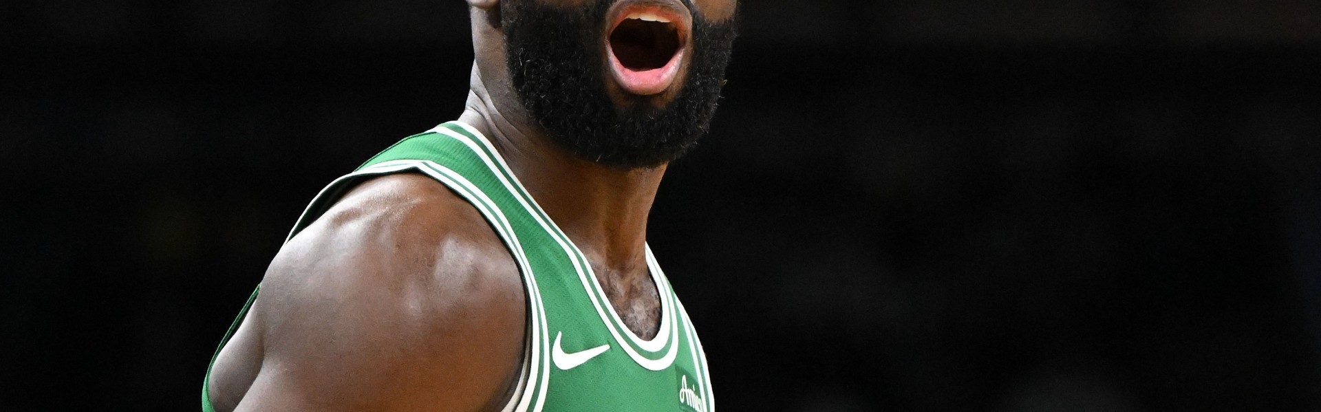 开云体育官网-杰伦·布朗：给我调录像 我们每次打强队就被吹偏哨 判罚都TM扯淡